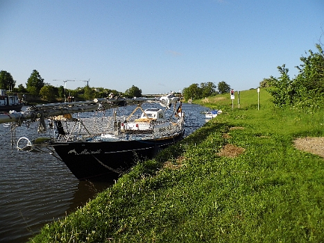 DSCI0495 - Kopie.JPG - 16.05.2012: Vor der Schleuse Hohensaaten legen wir eine Pause zur Nacht ein. Der erste Tag liegt hinter uns. Alles bestens gelaufen